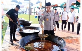 Aceh residents prepare traditional curry for iftar in Ramadan
