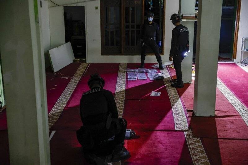 Explosives Found in Jakarta After Mosque Blasts