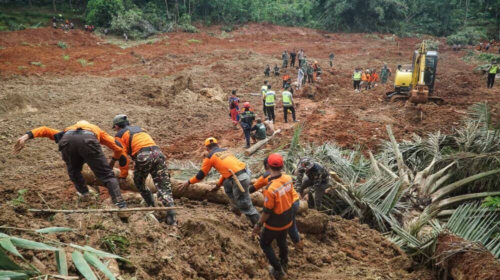 Indonesia: Rescue Teams Resume Search After Landslide