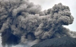 Извержение вулкана на горе Ибу, Индонезия