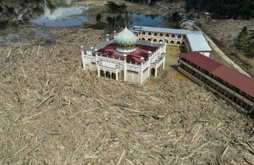 Flooding in Sumatra Disrupts Friday Prayers