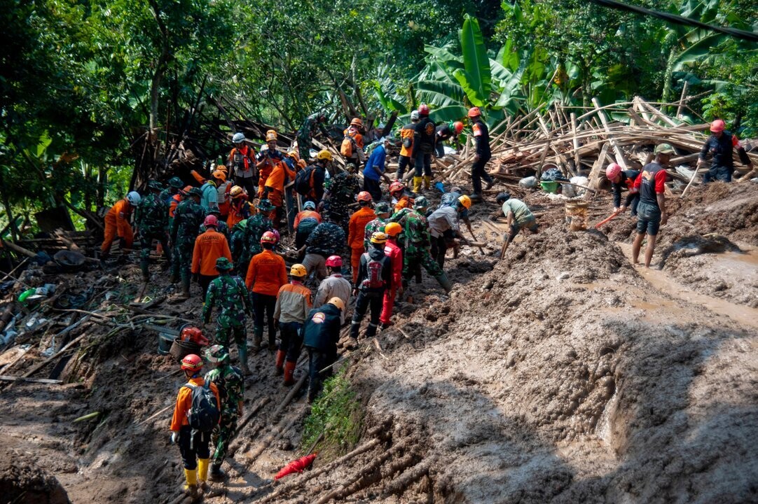 Четверо членов семьи погибли в результате оползня в Энде, Индонезия