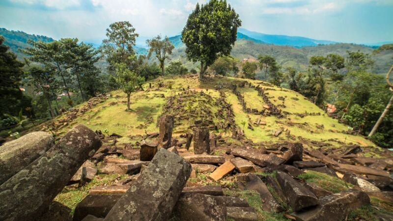Древняя пирамида обнаружена в Индонезии