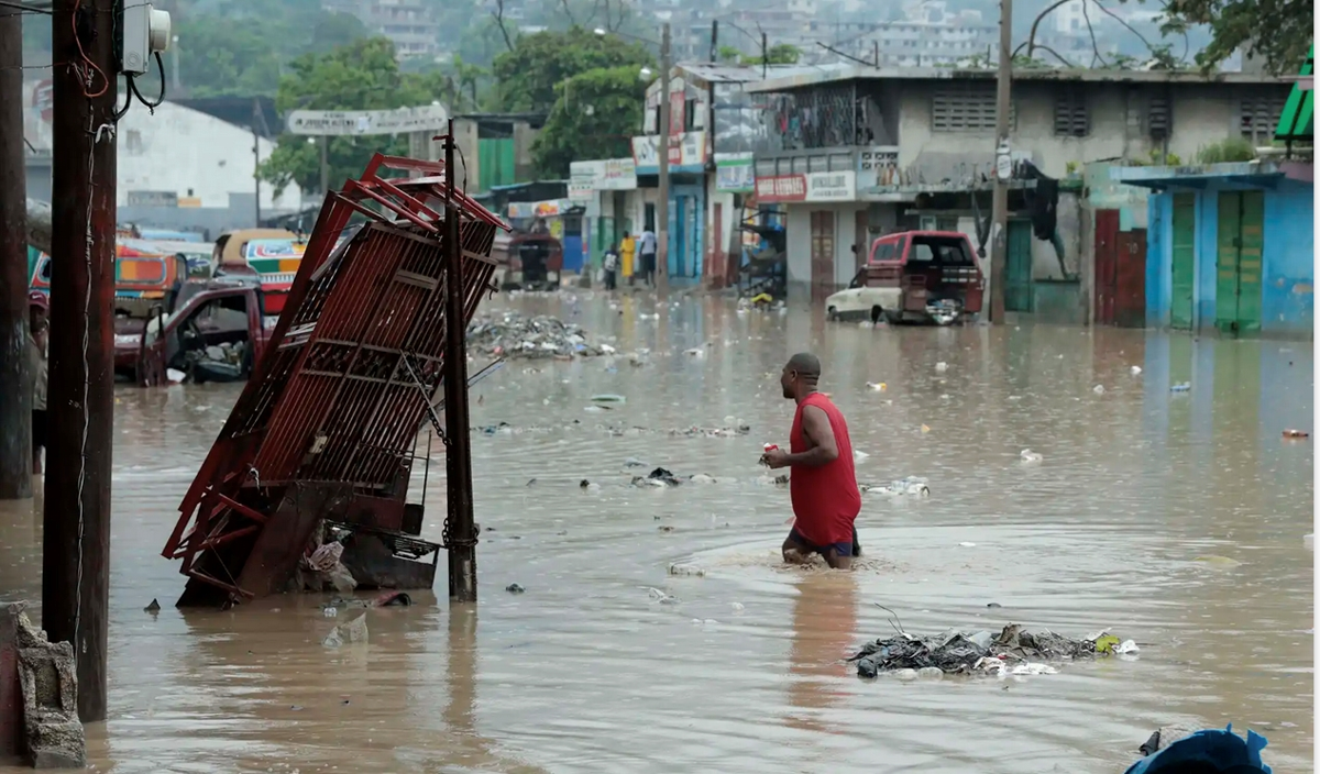 Число погибших растет из-за наводнений и оползней в Джакарте и Порт-о-Пренсе