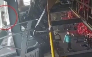 Трагический инцидент: женщина упала с беговой дорожки в спортзале на Калимантане, Индонезия