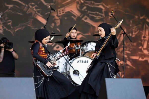 Индонезийская женская рок-группа мусульманок, которая производит фурор своим феминистским и антивоенным посланием