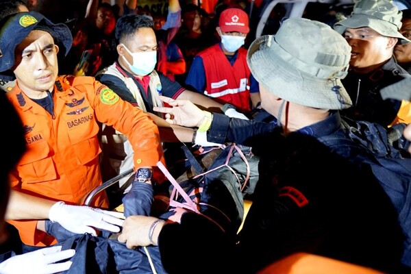 Трагедия в Индонезии: найдено 23 тела, 35 человек все еще пропавшие